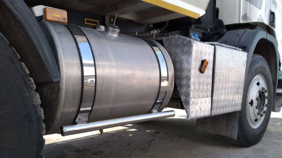 مهدي بناء خزان السيارة